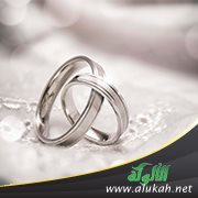 عمره خمسون عاما ولم يتزوج