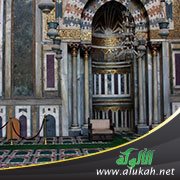 حكم تأخر المأموم الواحد قليلا عن إمامه