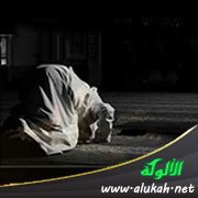 حديث: كان إذا صلى فرج بين يديه