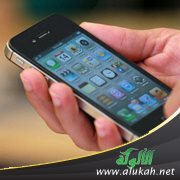 أيمسك بنا الهاتف أم نمسك به؟