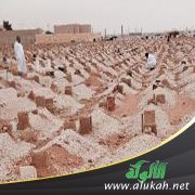 غرز الجريد في القبور وعليها 