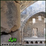 على الجدران العتيقة