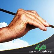 رمي الأشياء للناس بدل المناولة باليد
